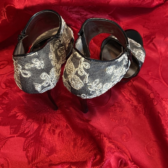 Carlos Santana Black Heels Grey White Embroidery Ankle Strap OpenToe Size 9 1/2 - Picture 3 of 6